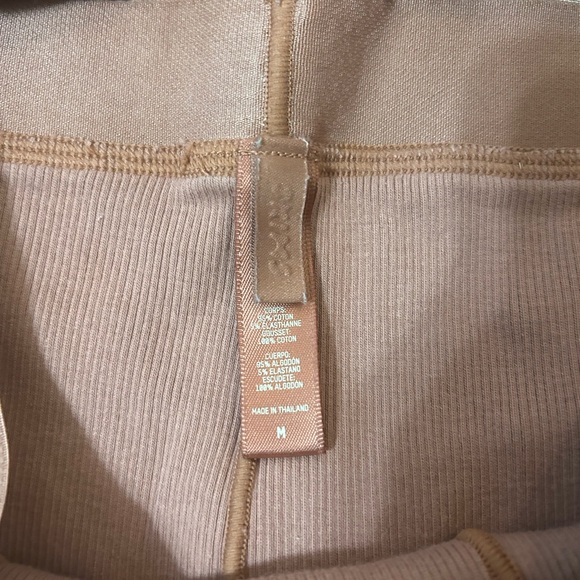 Skims top and leggings - Picture 3 of 4